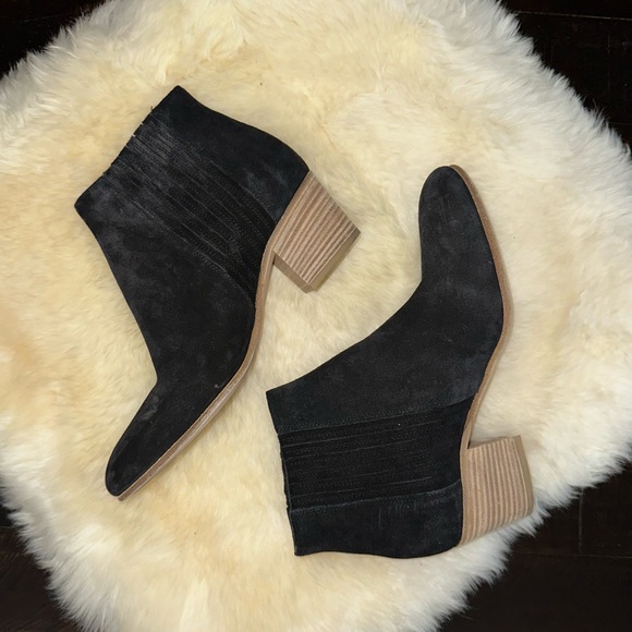 VINCE Size 7.5 black suede ankle bootie made in Italy chunky heel - Picture 2 of 5